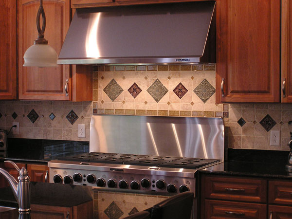 Cuyahoga Falls, Ohio – Stone Tile Backsplash